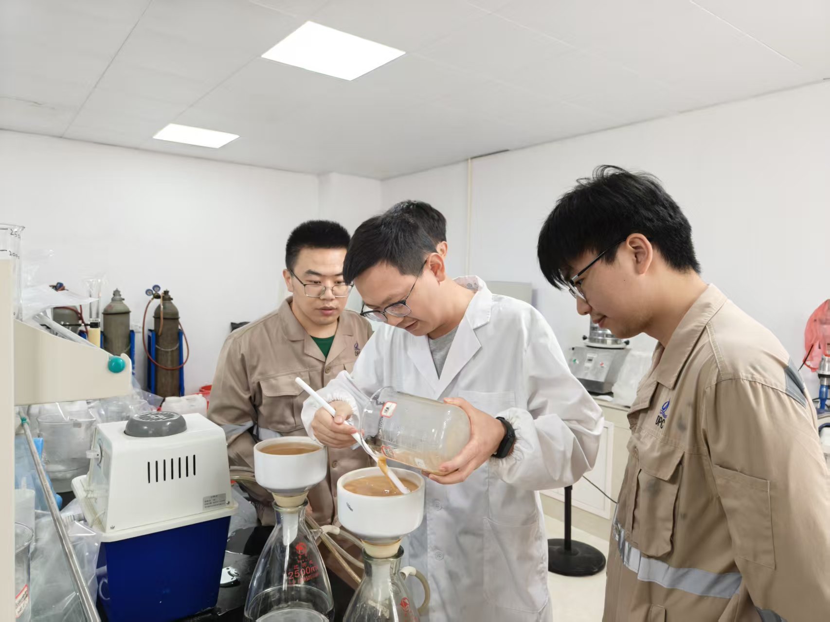 扎根鋰業(yè)，攻堅路上讓“鋰”想花開｜中礦鋰業(yè)研發(fā)部90后工程師徐苗